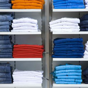 ordentlicher Kleiderschrank